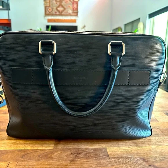 Louis Vuitton Epi Porte briefcase in very nice condition. - Picture 1 of 3